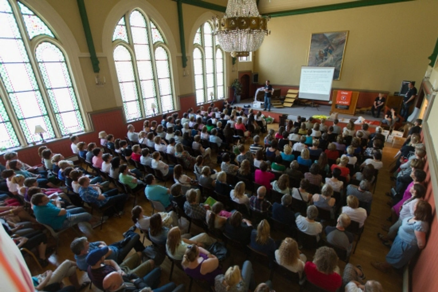 Storsalen fylt med publikum under et foredrag