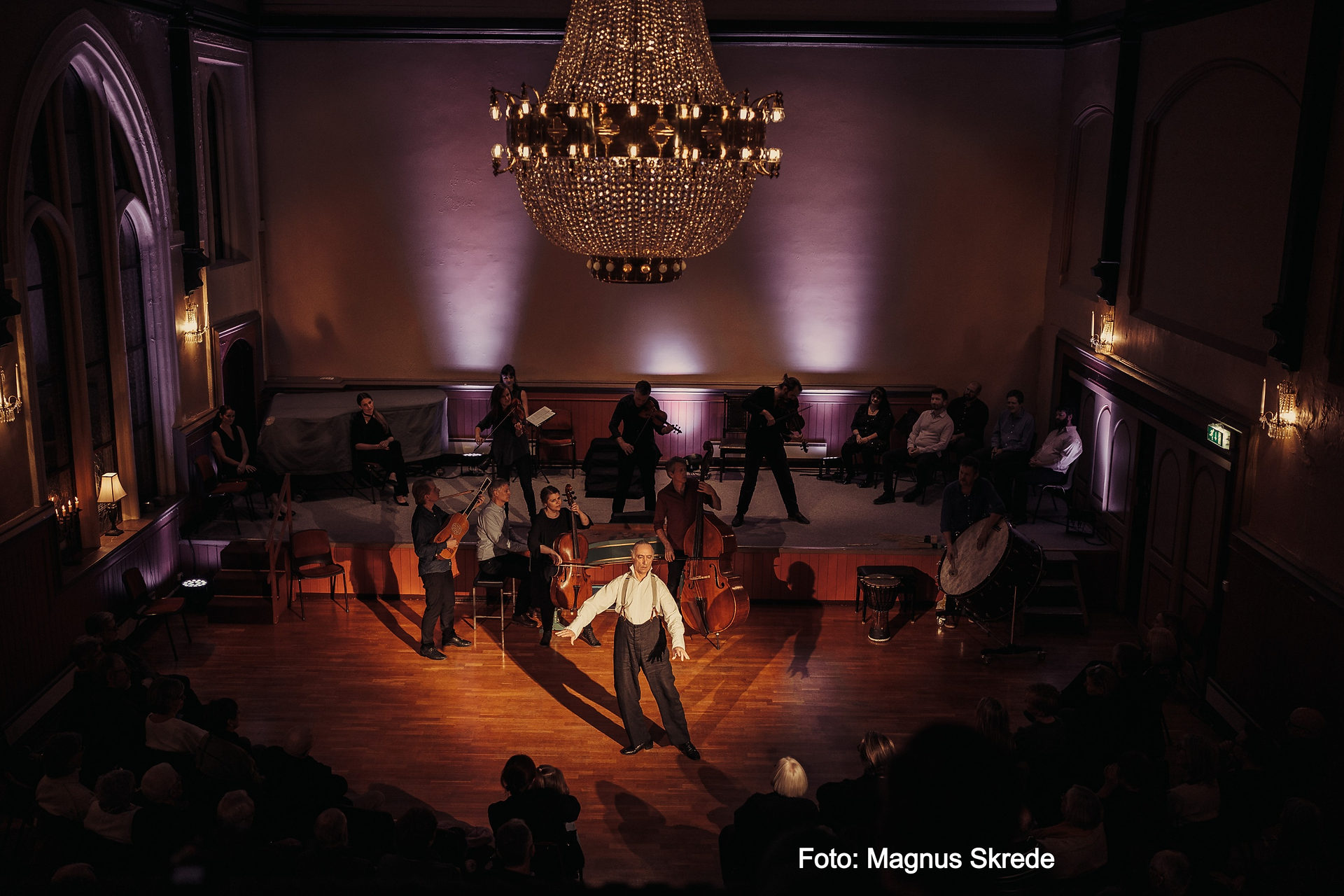 Storsalen på Sobra scene med lysekrone og orkester på scenen
